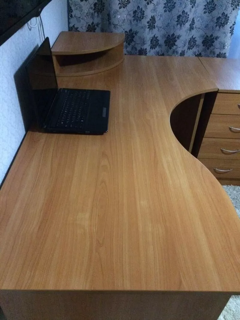 Угловой компьютерный стол 4